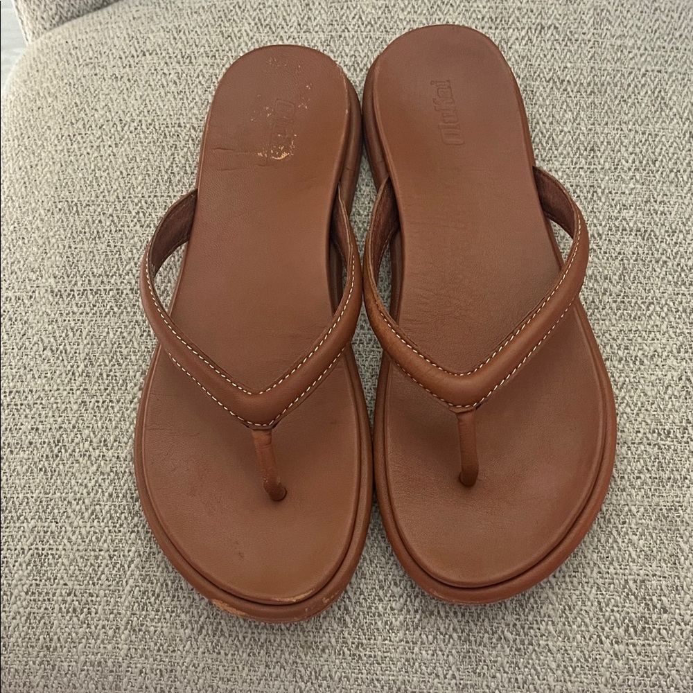 OluKai Tiare Fox leather thong  flip flop sandals
Fox color size 9